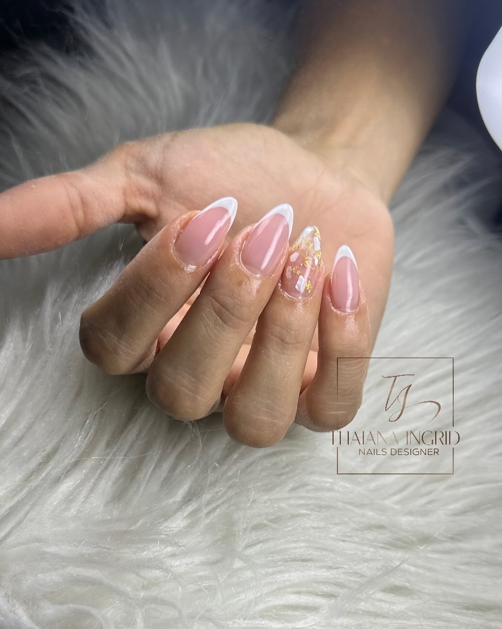 Alongamento em gel com decoração floral